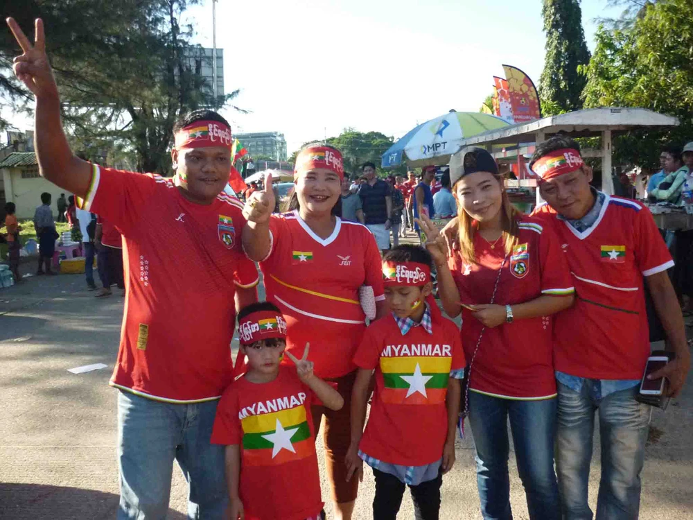 Hàng ngàn cổ động viên ùn ùn kéo về sân Thuwanna ảnh 7